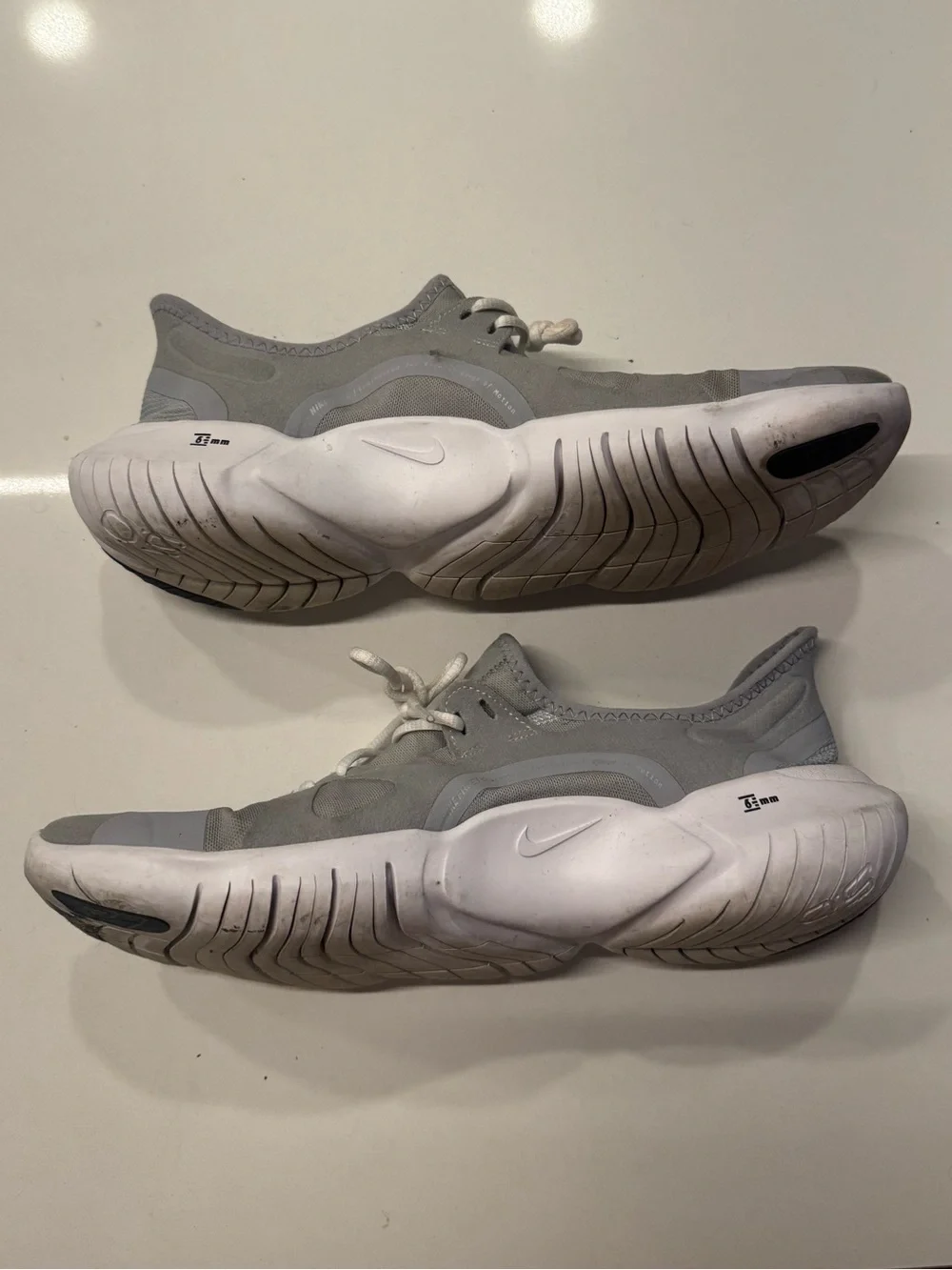 NIKE Free RN 5.0 Men’s Size 10 Grey and White Lightweight Athletic Sneakers